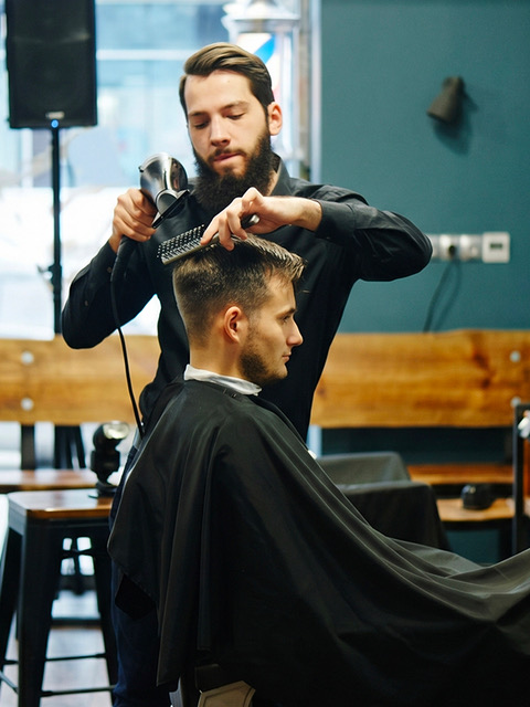 Coiffeur en plein travail